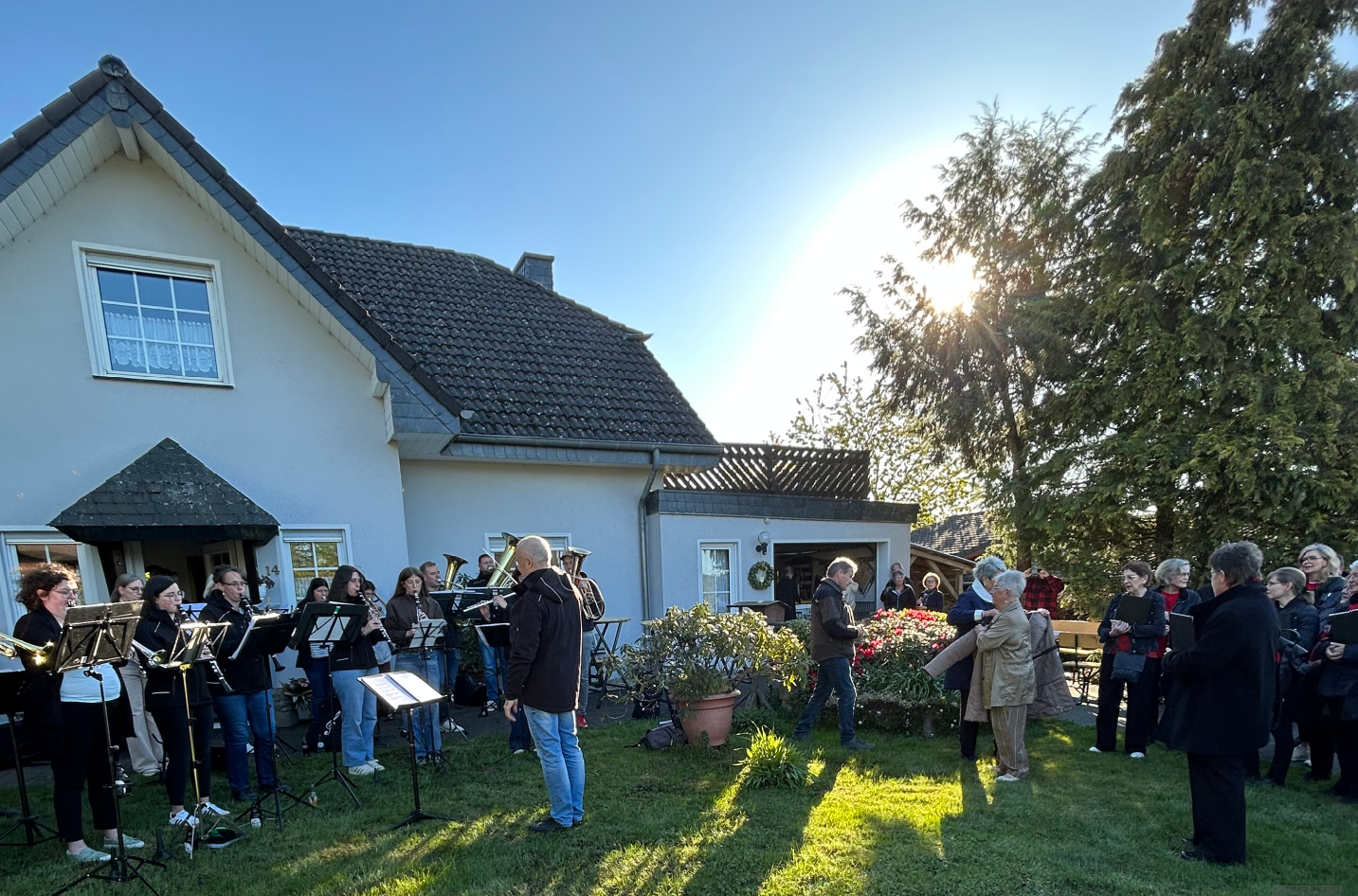 Alftal-Blasorchester und Kirchenchor-Bleialf bringen Geburtstags-Ständchen