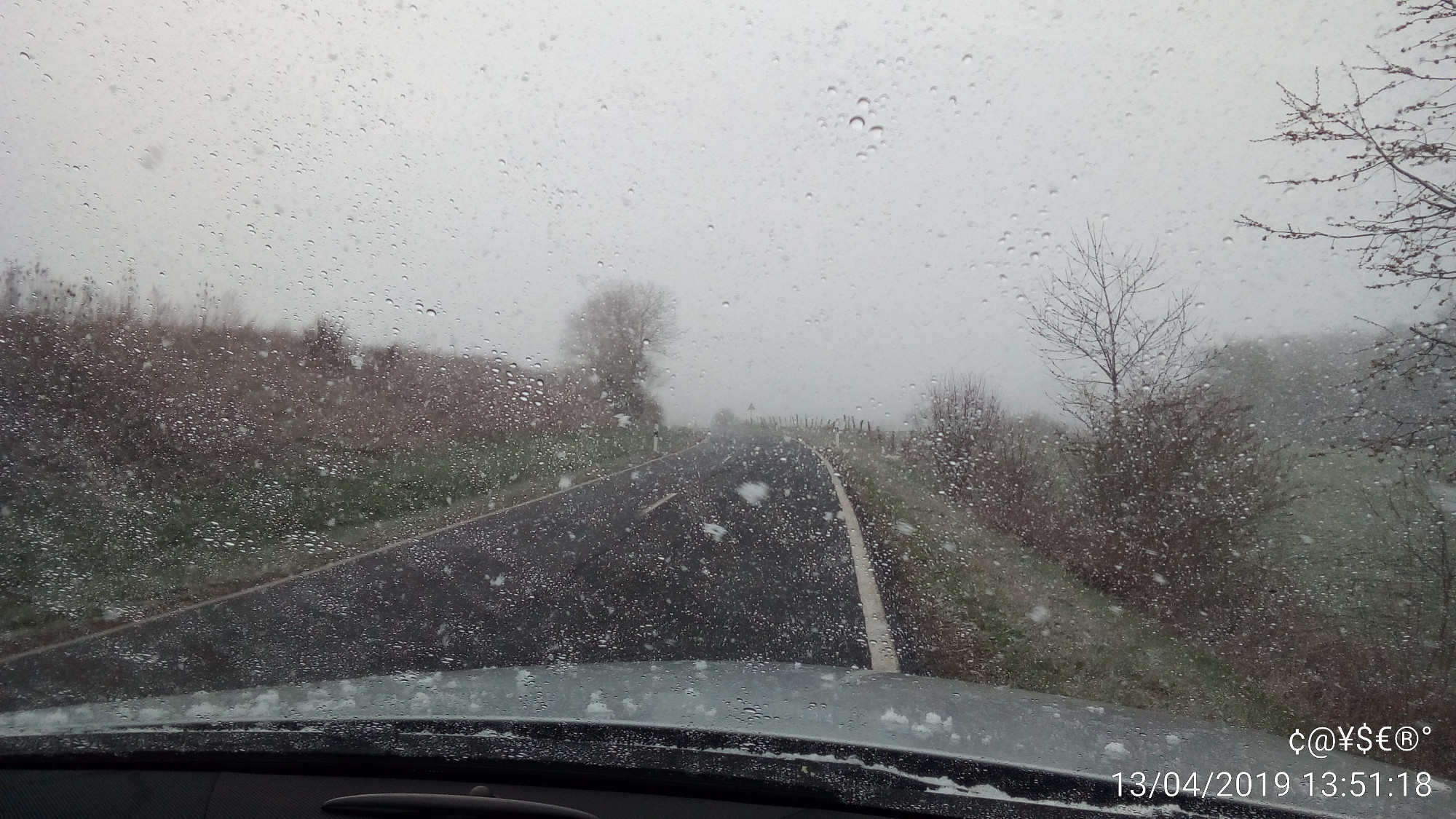 Bild mit Schneetreiben aus dem Auto